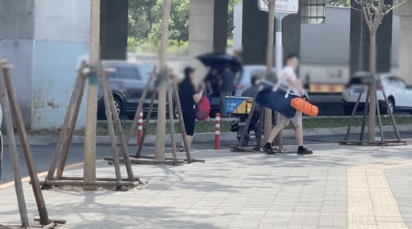 在北京河边绿地扎堆露营、烧烤…这样聚集有风险！