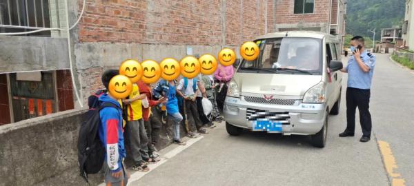 What？一名幼儿竟手握方向盘开车？？