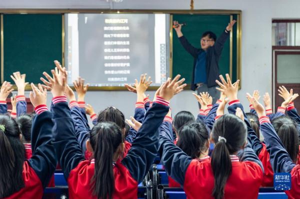 在东北乡村,他们上演现实版“放牛班的春天” 在东北乡村,他们上演现实版“放牛班的春天”