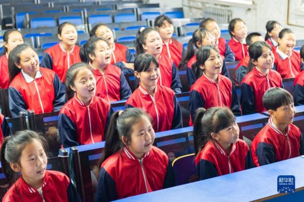 在东北乡村,他们上演现实版“放牛班的春天” 在东北乡村,他们上演现实版“放牛班的春天”