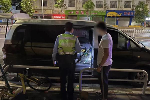 司机车内点蚊香休息,上完厕所回来竟看到这一幕…… 司机车内点蚊香休息,上完厕所回来竟看到这一幕……