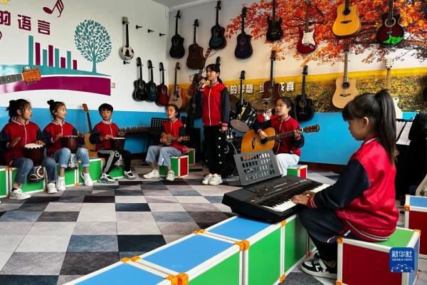 在东北乡村,他们上演现实版“放牛班的春天” 在东北乡村,他们上演现实版“放牛班的春天”