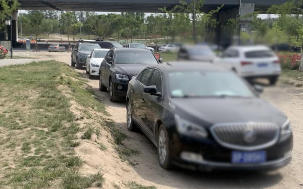 在北京河边绿地扎堆露营、烧烤…这样聚集有风险！