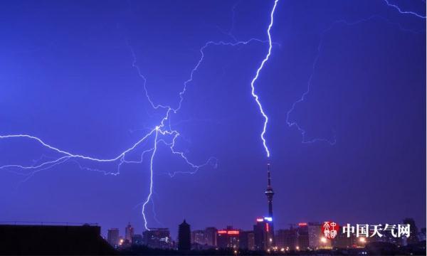“红色精灵”闪电惊艳全网！它是怎么形成的？