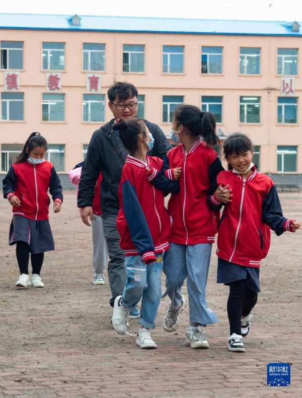 在东北乡村,他们上演现实版“放牛班的春天” 在东北乡村,他们上演现实版“放牛班的春天”