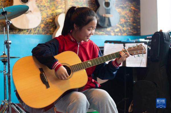 在东北乡村,他们上演现实版“放牛班的春天” 在东北乡村,他们上演现实版“放牛班的春天”