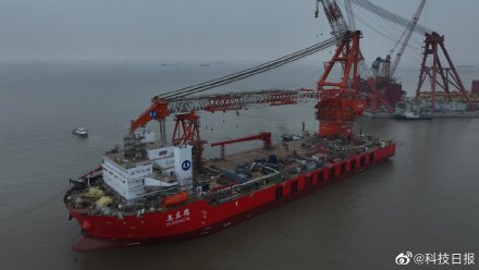 国内首艘运输起重一体化海上风电施工船出坞