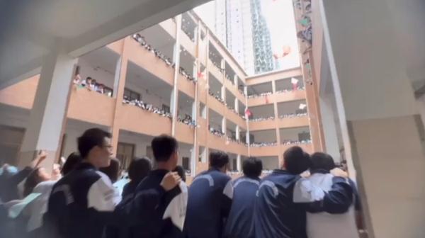 高三学子们,学弟学妹为你们“喊楼”助威了! 高三学子们,学弟学妹为你们“喊楼”助威了!