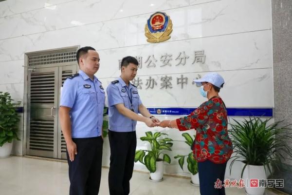 摊贩哄骗老人吞下“毒药丸”:“想解毒,得拿钱......” 摊贩哄骗老人吞下“毒药丸”:“想解毒,得拿钱......”