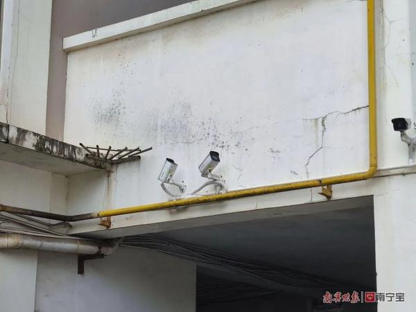 塑料瓶、卫生间杂物......南宁一业主从22楼丢下垃圾袋,监控拍下这一幕 塑料瓶、卫生间杂物......南宁一业主从22楼丢下垃圾袋,监控拍下这一幕