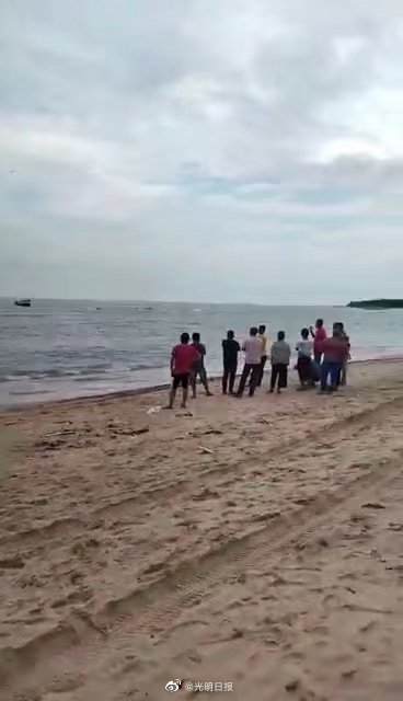海南文昌4名赶海者被浪卷走:2人获救、1人遇难、1人失踪 海南文昌4名赶海者被浪卷走:2人获救、1人遇难、1人失踪