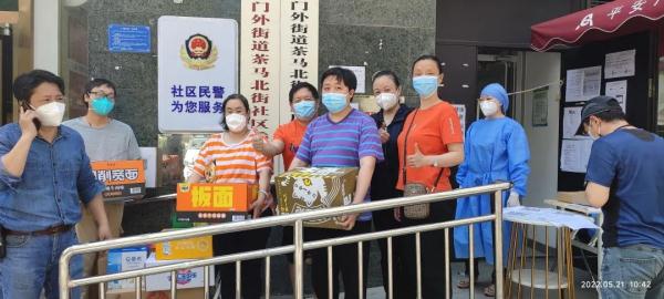 “妈，您能不能别再去捡垃圾了？”