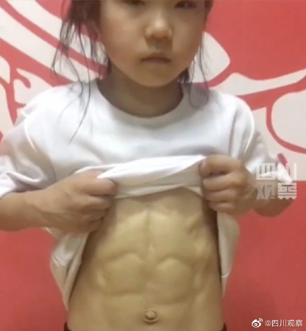 8岁女孩跆拳道练出8块腹肌 8岁女孩跆拳道练出8块腹肌