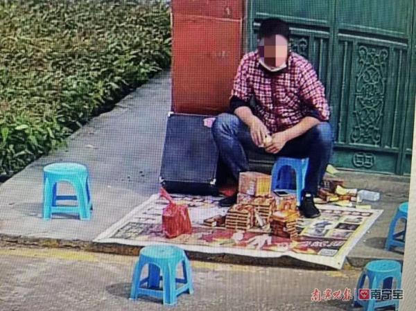 摊贩哄骗老人吞下“毒药丸”:“想解毒,得拿钱......” 摊贩哄骗老人吞下“毒药丸”:“想解毒,得拿钱......”