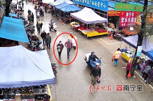 摊贩哄骗老人吞下“毒药丸”:“想解毒,得拿钱......” 摊贩哄骗老人吞下“毒药丸”:“想解毒,得拿钱......”