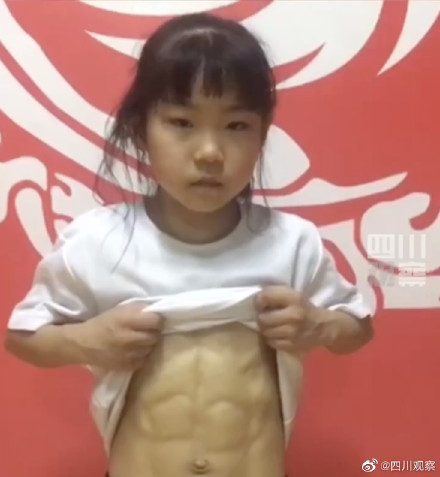 8岁女孩跆拳道练出8块腹肌 8岁女孩跆拳道练出8块腹肌