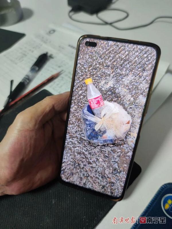 塑料瓶、卫生间杂物......南宁一业主从22楼丢下垃圾袋,监控拍下这一幕 塑料瓶、卫生间杂物......南宁一业主从22楼丢下垃圾袋,监控拍下这一幕