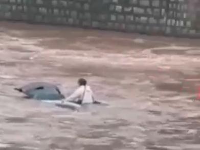 痛心！女子驾车坠河溺亡！落水后到底怎么办？