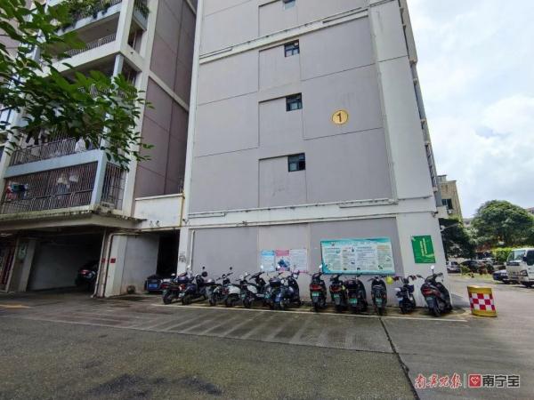 塑料瓶、卫生间杂物......南宁一业主从22楼丢下垃圾袋,监控拍下这一幕 塑料瓶、卫生间杂物......南宁一业主从22楼丢下垃圾袋,监控拍下这一幕