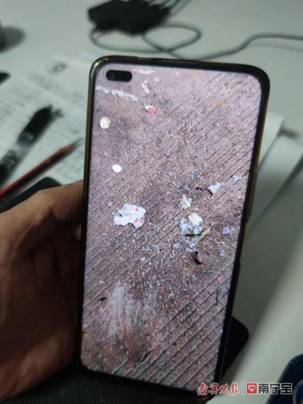 塑料瓶、卫生间杂物......南宁一业主从22楼丢下垃圾袋,监控拍下这一幕 塑料瓶、卫生间杂物......南宁一业主从22楼丢下垃圾袋,监控拍下这一幕