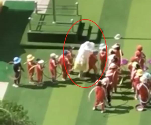 甘肃一幼儿园教师粗暴拉扯打骂幼童，最新通报：解聘涉事教师