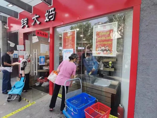 环球港无人能进?淮海路百盛里皮具都霉了?直击更多恢复线下营业现场→ 环球港无人能进?淮海路百盛里皮具都霉了?直击更多恢复线下营业现场→