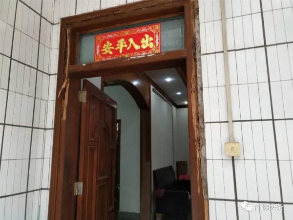 数十万只白蚁“围攻”三层老屋!九旬老伯晚上不敢开灯吃饭…… 数十万只白蚁“围攻”三层老屋!九旬老伯晚上不敢开灯吃饭……