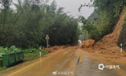 广西贺州昭平遭遇强降雨 部分乡镇道路塌方农田被淹 广西贺州昭平遭遇强降雨 部分乡镇道路塌方农田被淹