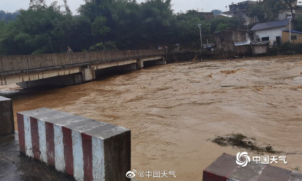 广西贺州昭平遭遇强降雨 部分乡镇道路塌方农田被淹 广西贺州昭平遭遇强降雨 部分乡镇道路塌方农田被淹