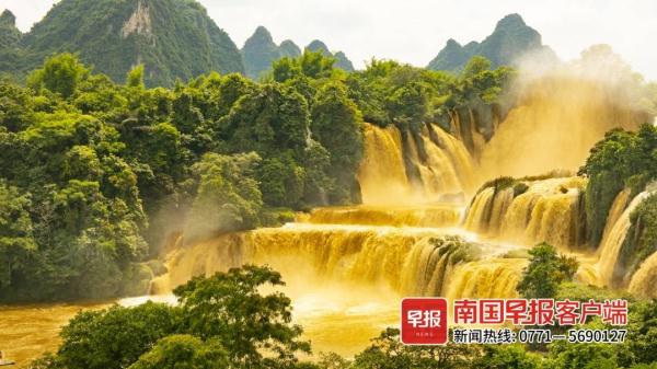 德天跨国大瀑布景区现“黄金瀑布”