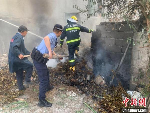 民警踩着燃烧木炭灭火 脚踝烫伤引朋友圈泪目