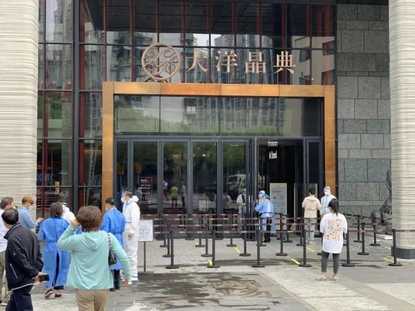 环球港无人能进?淮海路百盛里皮具都霉了?直击更多恢复线下营业现场→ 环球港无人能进?淮海路百盛里皮具都霉了?直击更多恢复线下营业现场→