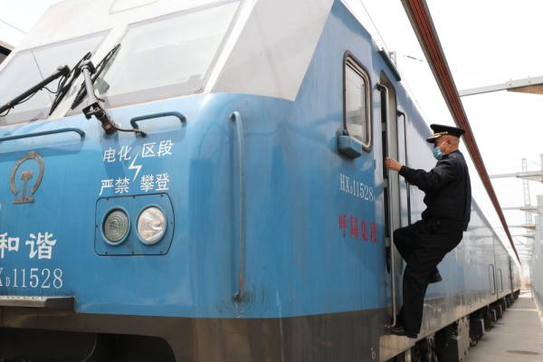 万吨运煤重载列车出塞北