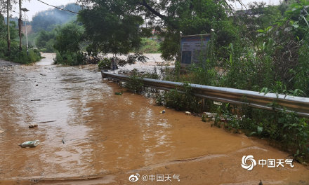 广西贺州昭平遭遇强降雨 部分乡镇道路塌方农田被淹 广西贺州昭平遭遇强降雨 部分乡镇道路塌方农田被淹