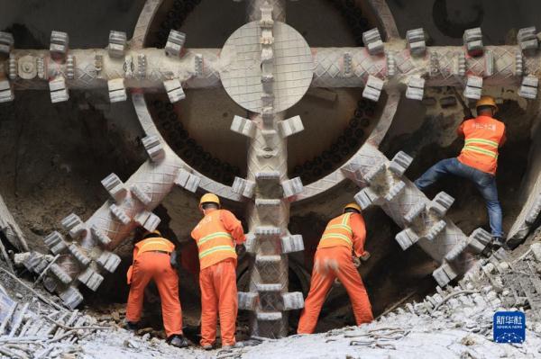 北京地铁17号线太阳宫站至望京西站盾构区间右线贯通