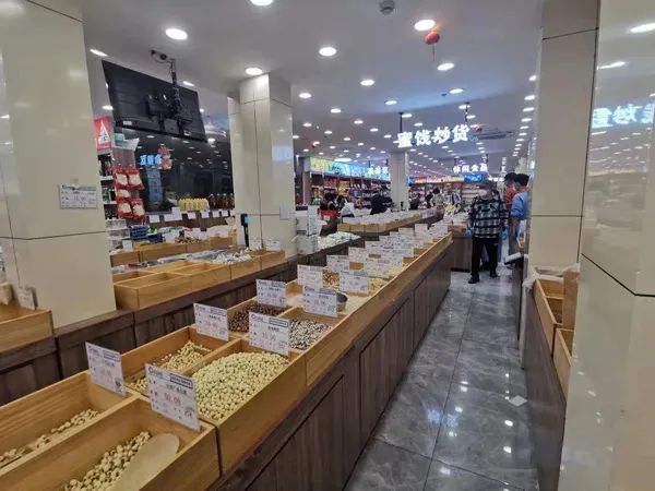 环球港无人能进?淮海路百盛里皮具都霉了?直击更多恢复线下营业现场→ 环球港无人能进?淮海路百盛里皮具都霉了?直击更多恢复线下营业现场→