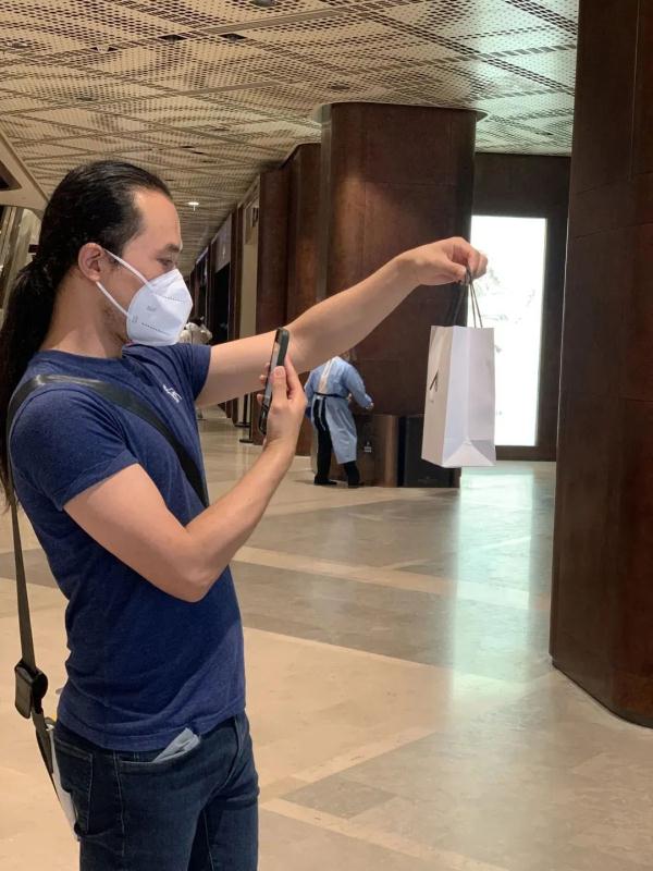 环球港无人能进?淮海路百盛里皮具都霉了?直击更多恢复线下营业现场→ 环球港无人能进?淮海路百盛里皮具都霉了?直击更多恢复线下营业现场→