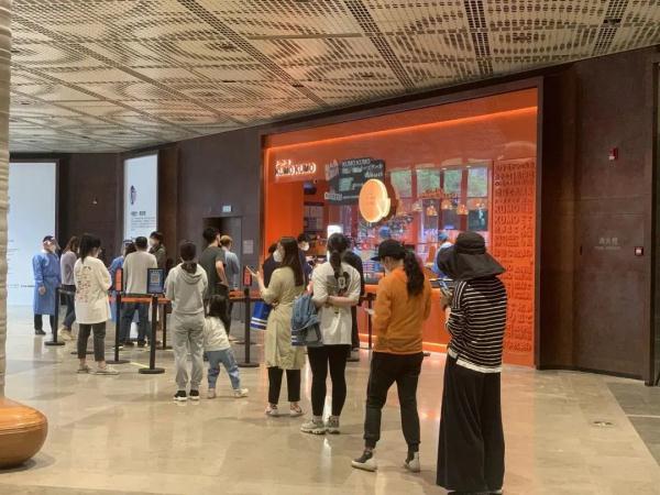 环球港无人能进?淮海路百盛里皮具都霉了?直击更多恢复线下营业现场→ 环球港无人能进?淮海路百盛里皮具都霉了?直击更多恢复线下营业现场→