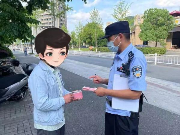 近万元现金撒了一路，杭州一大哥浑然不觉……