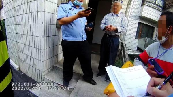 “啥快递到付5万多元?”快递小哥直接冲到派出所 “啥快递到付5万多元?”快递小哥直接冲到派出所