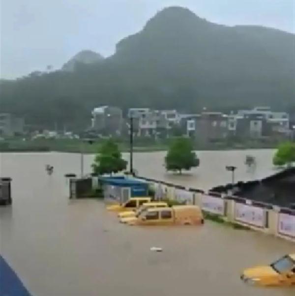 长沙暴雨即将来袭!湖南发布紧急预警,这些地方要注意… 长沙暴雨即将来袭!湖南发布紧急预警,这些地方要注意…