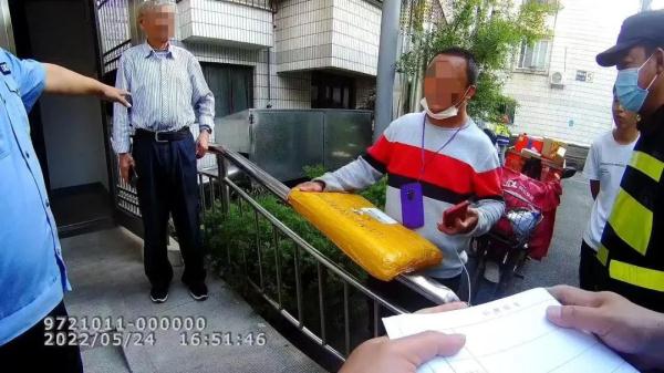 “啥快递到付5万多元?”快递小哥直接冲到派出所 “啥快递到付5万多元?”快递小哥直接冲到派出所
