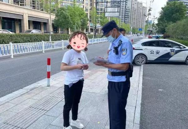 近万元现金撒了一路，杭州一大哥浑然不觉……
