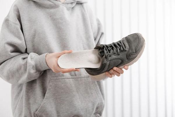 看看你的鞋底吧!磨损的样子可能是疾病信号!得治! 看看你的鞋底吧!磨损的样子可能是疾病信号!得治!