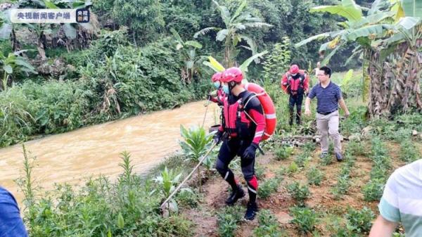 广西梧州:一小孩汛期野泳被洪水冲走 消防紧急救援 广西梧州:一小孩汛期野泳被洪水冲走 消防紧急救援