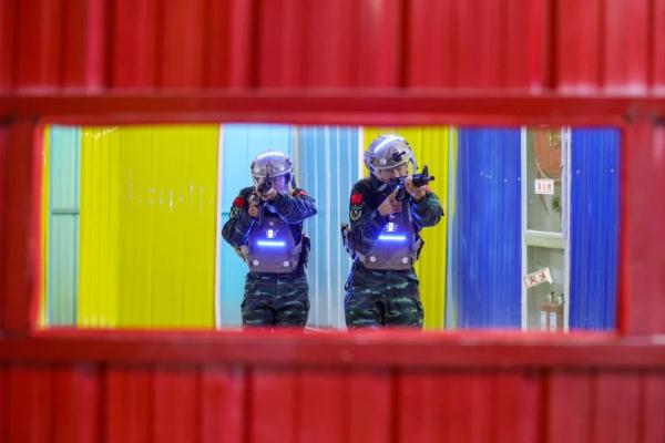 酷图来袭!直击特战队员模拟电子对抗 酷图来袭!直击特战队员模拟电子对抗