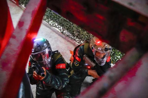 酷图来袭!直击特战队员模拟电子对抗 酷图来袭!直击特战队员模拟电子对抗