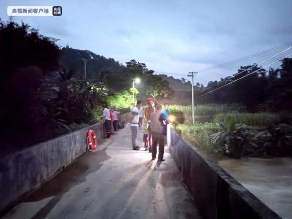 广西梧州:一小孩汛期野泳被洪水冲走 消防紧急救援 广西梧州:一小孩汛期野泳被洪水冲走 消防紧急救援