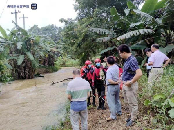 广西梧州:一小孩汛期野泳被洪水冲走 消防紧急救援 广西梧州:一小孩汛期野泳被洪水冲走 消防紧急救援
