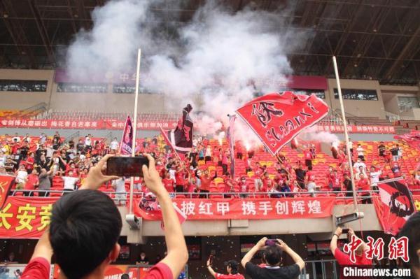 “西北狼”出征新赛季中甲联赛 11名新加盟球员亮相 “西北狼”出征新赛季中甲联赛 11名新加盟球员亮相